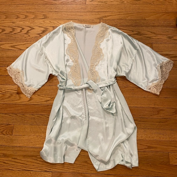 Other - ✨Vintage Style Robe✨